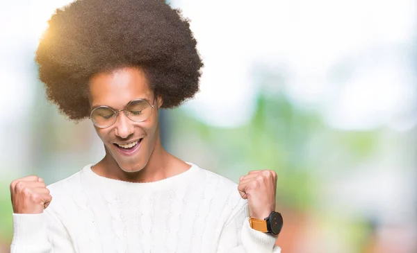 Africké Americké Mladík Afro Vlasy Nosí Brýle Velmi Šťastný Nadšený — Stock fotografie