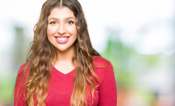 Mujer Hermosa Joven Con Suéter Rojo Con Una Sonrisa Feliz —  Fotos de Stock