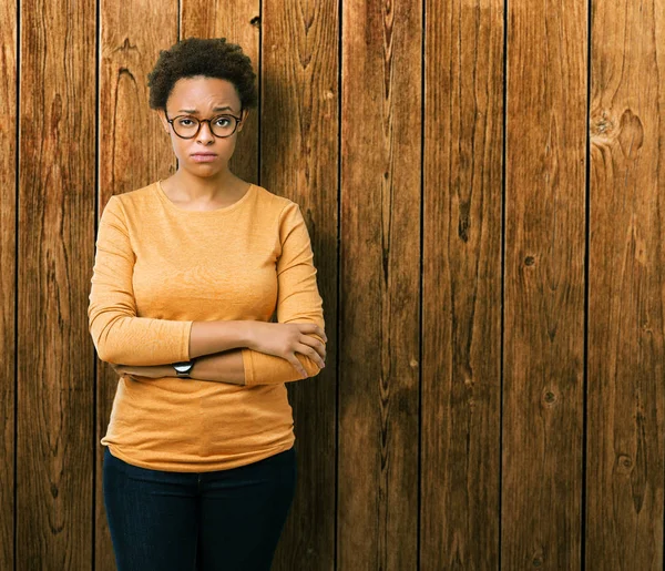 İzole arka plan şüpheci ve sinir, papatyanın üzgün üzerinde sorunu nedeniyle gözlüklü genç güzel Afrikalı-Amerikalı kadın. Negatif kişi.