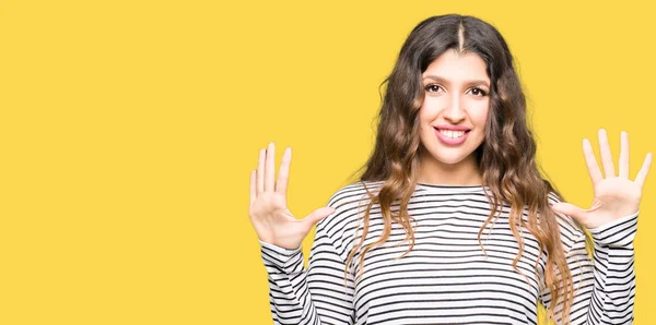 Mooie Jongedame Dragen Strepen Trui Tonen Met Vingers Omhoog Nummer — Stockfoto