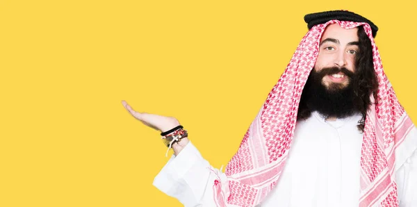 Arabian Biznesmena Długimi Włosami Sobie Szalik Kefija Tradycyjnych Uśmiechający Się — Zdjęcie stockowe