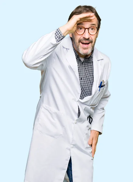 Ärztliche Männer Mittleren Alters Medizinischem Mantel Sehr Glücklich Und Lächelnd — Stockfoto