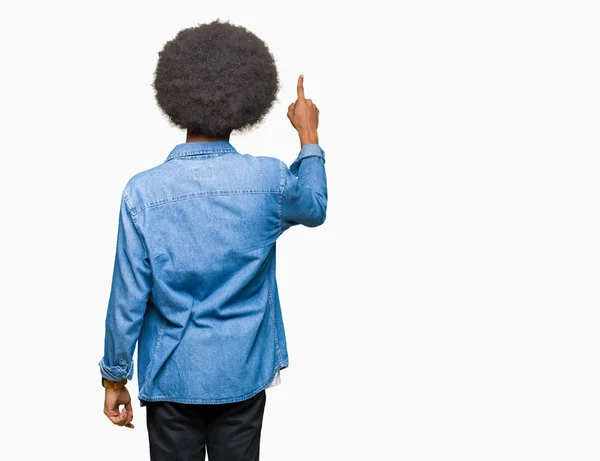 Jovem Americano Africano Com Cabelo Afro Posando Para Trás Apontando — Fotografia de Stock
