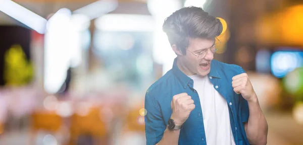 Joven Hombre Guapo Con Gafas Sobre Fondo Aislado Muy Feliz — Foto de Stock