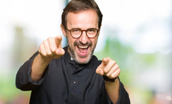 Чоловік Середнього Віку Католицькому Халаті Вказуючи Камеру Пальцями Усміхнений Позитивний — стокове фото