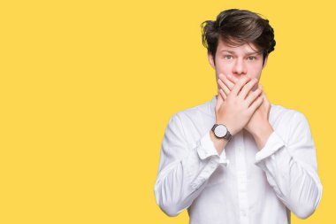 Genç yakışıklı iş adamı izole arka plan ağız hata için elleriyle kapsayan şok içinde. Gizli kavramı.
