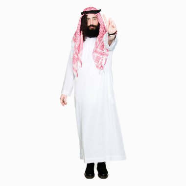 Arap iş adamı geleneksel keffiyeh giymiş uzun saçlı eşarp işaret parmağını ve kızgın ifade ile