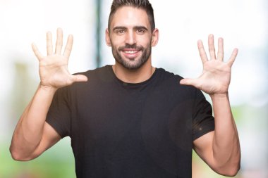 Yakışıklı delikanlı gösterilen ve parmakları ile işaret izole arka plan üzerinde kendinden emin ve mutlu gülümseyerek süre on numara.