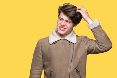 Genç yakışıklı adam giyen kış ceket izole arka plan üzerinde yanıltır ve soru hakkında merak ediyorum. Şüphe, kafasına el ile düşünme ile belirsiz. Dalgın kavramı.