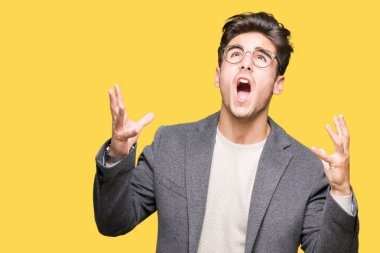 Üzerinde gözlük takan genç iş adamı arka plan deli izole ve deli bağırarak ve agresif ifade ve silah kaldırdı bağırıyor. Hayal kırıklığı kavramı.