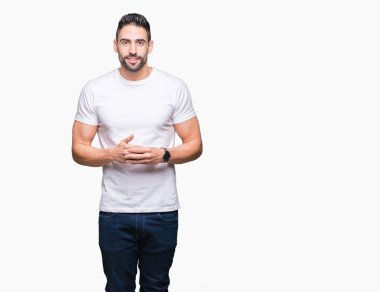 Yakışıklı adam beyaz üzerinde beyaz t-shirt giyen birlikte arka plan eller izole ve rahat ve neşeli gülümseyen parmak çarpı işareti. Başarı ve iyimser