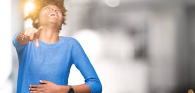 Güzel genç Afro-Amerikan kadın yüzünden izole arka plan sizin parmak el kamerasıyla göğüs üzerinde utanç ifadesi işaret eden gülme