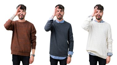 Izole arka plan üzerinde bir kazak giyen genç adamın kolaj ok jest yaparken şaşırmış yüz ile şok, parmaklardan bakarak göz. İnanmayan ifade.