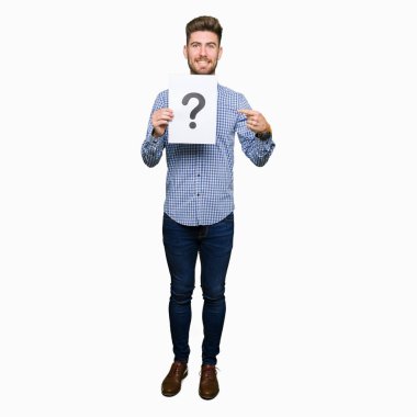 Kağıt soru işareti ile çok mutlu el ve parmak ile işaret tutan genç yakışıklı adam