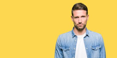 Mavi gözler ve sakal giyen denim ceket depresif ve sıkıntı için endişe, öfkeli ve korkuyor ağlamak yakışıklı adam. Üzücü ifade.