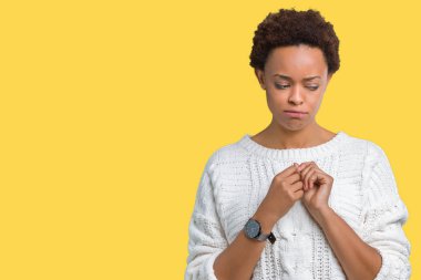 Kızgın ve korkmuş ağlıyor kazak depresif izole arka plan üzerinde ve sıkıntı, endişe giyen güzel genç Afro-Amerikan kadın. Üzgün ifade.