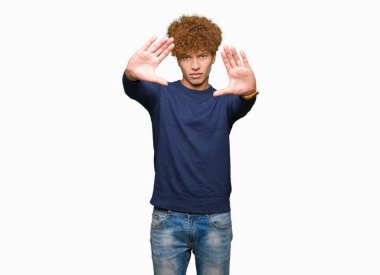 Afro saçlı yakışıklı delikanlı çerçeve kullanarak yapıyor gülen eller avuç içi ve parmaklar, kamera perspektif