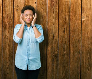 Genç güzel Afrikalı-Amerikalı kadın izole arka plan baş baş ağrısı için el ile çünkü stres. Migren muzdarip.