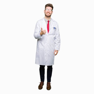 Genç yakışıklı bilim adam gözlüklü hareketi el ile mutlu yaşasın yapıyor. Başarı gösteren kameraya bakarak ifade onaylama.