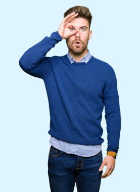 Sürpriz yüz, göz parmaklarının arasından seyir ile ok jest yapan genç yakışıklı bussines erkek şok. İmansız ifade.