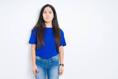 Izole arka plan depresif üzerinde Güzel esmer kadın depresif ve sıkıntı için endişe, kızgın ve korkmuş ağlıyor. Hüzünlü ifade.