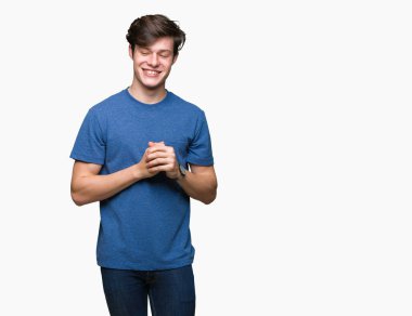 Üzerinde mavi t-shirt giyen genç yakışıklı adam arka plan eller birlikte izole ve rahat ve neşeli gülümseyen parmak çarpı işareti. Başarı ve iyimser