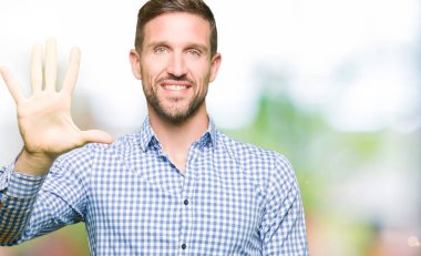 Gösterilen ve parmakları ile işaret mavi gözlü yakışıklı iş adamı kendinden emin ve mutlu gülümseyerek süre beş numara.