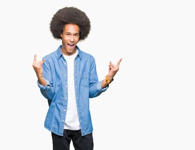 Afrikalı-Amerikalı genç afro saçlı rock simge elle yapıyor deli ifade ile bağırarak. Müzik yıldızı. Ağır kavramı.