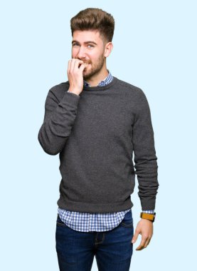 Stresli ve gergin elle çivi ısırma ağzına seyir yakışıklı zarif delikanlı. Anksiyete sorunu.