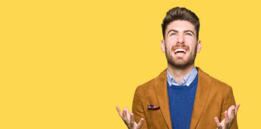 Genç yakışıklı iş adam çılgın ve kızgın bağırarak ve agresif ifade ve silah kaldırdı bağırıyordu. Hayal kırıklığı kavramı.