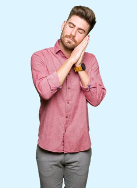 Genç yakışıklı iş casual adam yorgun hayal ve ile gülümseyen gözleri kapalı iken ellerle birlikte poz uyku.