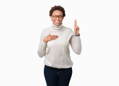 Genç güzel Afrikalı-Amerikalı kadın gözlük izole üzerinden Swearing göğüs ve bir sadakat sözü yemin yapma parmaklar, el ile arka plan