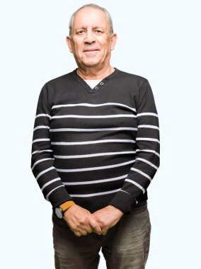 Yüzünde ciddi ifade ile kış çizgili süveter giymiş yakışıklı komuta sizde. Basit ve doğal kameraya bakıyor.