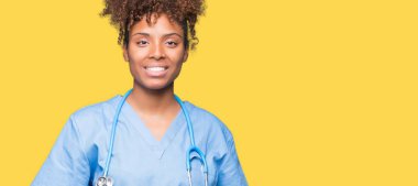 Rahat ve neşeli gülümseyen izole arka plan el ele tutusun ve parmakları genç Afro-Amerikan doktor kadın geçti. Başarı ve iyimser