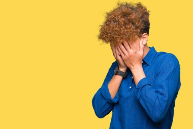 Yüzünü elleriyle ağlayarak süre kapsayan üzgün ifade ile afro saçlı genç yakışıklı zarif adam. Depresyon kavramı.