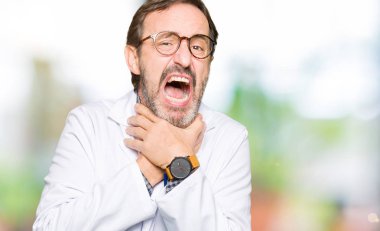 Orta Çağ doktoru, tıbbi ceket giyen ve çığlıklar atıyor, çünkü ağrılı boğmak. Sağlık problemi. Asphyxiate ve intihar konsepti.