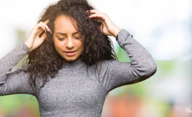 Kafa ağrısı için baş el ile kıvırcık saçlı Genç güzel kız stres çünkü. Migren muzdarip.