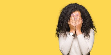 Ağlayan iken elleri ile yüz kapsayan üzücü ifade ile rahat kazak giyen kıvırcık saçlı Genç güzel kız. Depresyon konsepti.