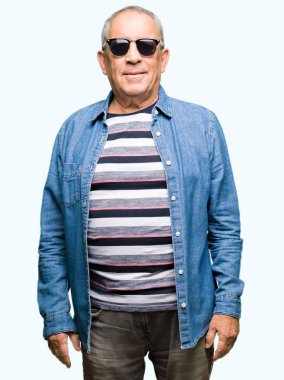 Yüzünde denim ceket ve mutlu ve güzel bir gülümseme ile güneş gözlüğü takan yakışıklı komuta sizde. Şanslı kişi.