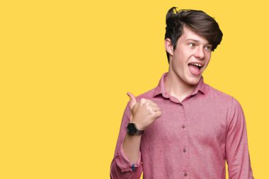Genç yakışıklı iş adamı arıyor ve başparmak yanında yukarıyı mutlu yüz ile gülümseyen izole arka plan üzerinde.