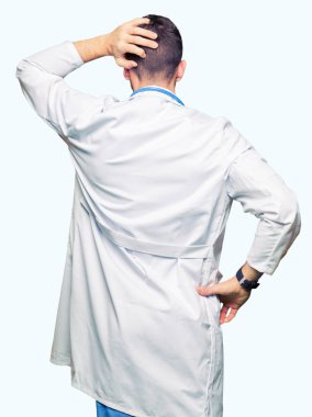 Yakışıklı Doktor adam izole arka plan geriye düşünme hakkında şüphe ile baş taraftan üzerinde tıbbi üniforma