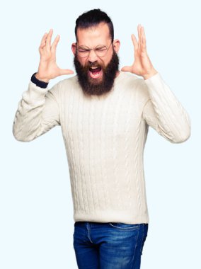 Gözlük ve kış kazak kızgın ve silah ile başarı için deli kutluyor giyen genç hipster adam kaldırdı ve heyecanlı çığlık gözler kapalı. Kazanan kavramı