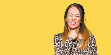 Güzel orta yaş kadın giyiyor leopar hayvan desenli elbise ağrılı boyun, boğaz gribi, kesek ve enfeksiyon için dokunaklı