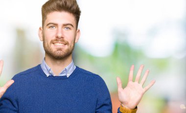 Gösterilen ve parmakları ile işaret genç yakışıklı bussines adam kendinden emin ve mutlu gülümseyerek süre on numara.