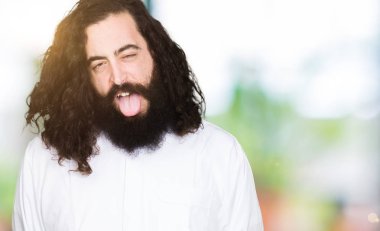 Dilini İsa Mesih giyinen adam out komik ifade ile mutlu. Duygu kavramı.