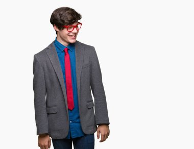 Üzerinde kırmızı gözlük takan genç yakışıklı iş adamı arka plan uzak tarafına gülümseme ile yüzünde, doğal ifade arıyorum izole. Kendine güvenen gülüyor.