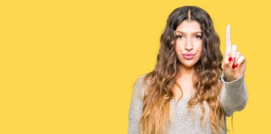 Genç güzel kadın giyiyor kış elbise işaret parmağını ve kızgın ifade ile