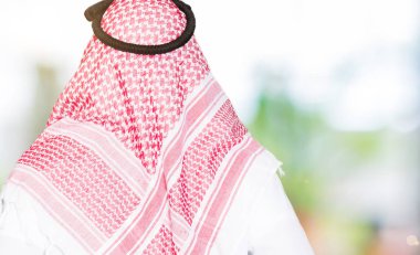 Arap iş adamı uzun saçlı geriye doğru uzakta silah ile vücut üzerinde seyir ayakta geleneksel keffiyeh şal