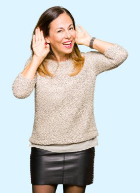 Her ikisi de dinliyoruz moda kazak giyen güzel orta yaş kadın kulak jest, dedikodu için meraklı eller. İşitme sorunu, sağır