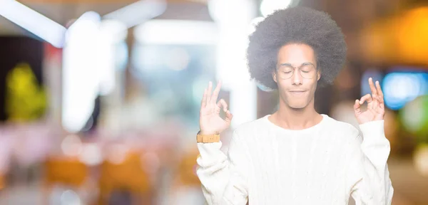 Jovem Afro Americano Com Cabelo Afro Vestindo Óculos Relaxar Sorrir — Fotografia de Stock